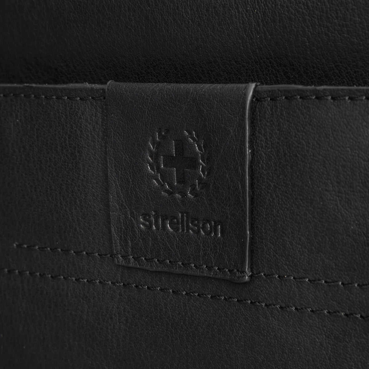 Detailbild vom Strellson Logo auf der Leder-Reisetasche in Schwarz