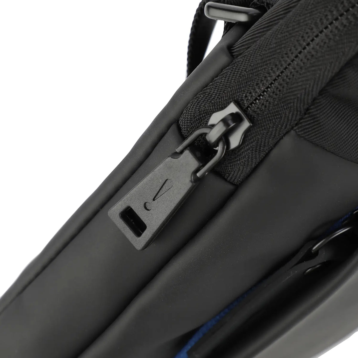 Detailaufnahme Zipper vom Joop Atessa Liam Shoulderbag XSVZ