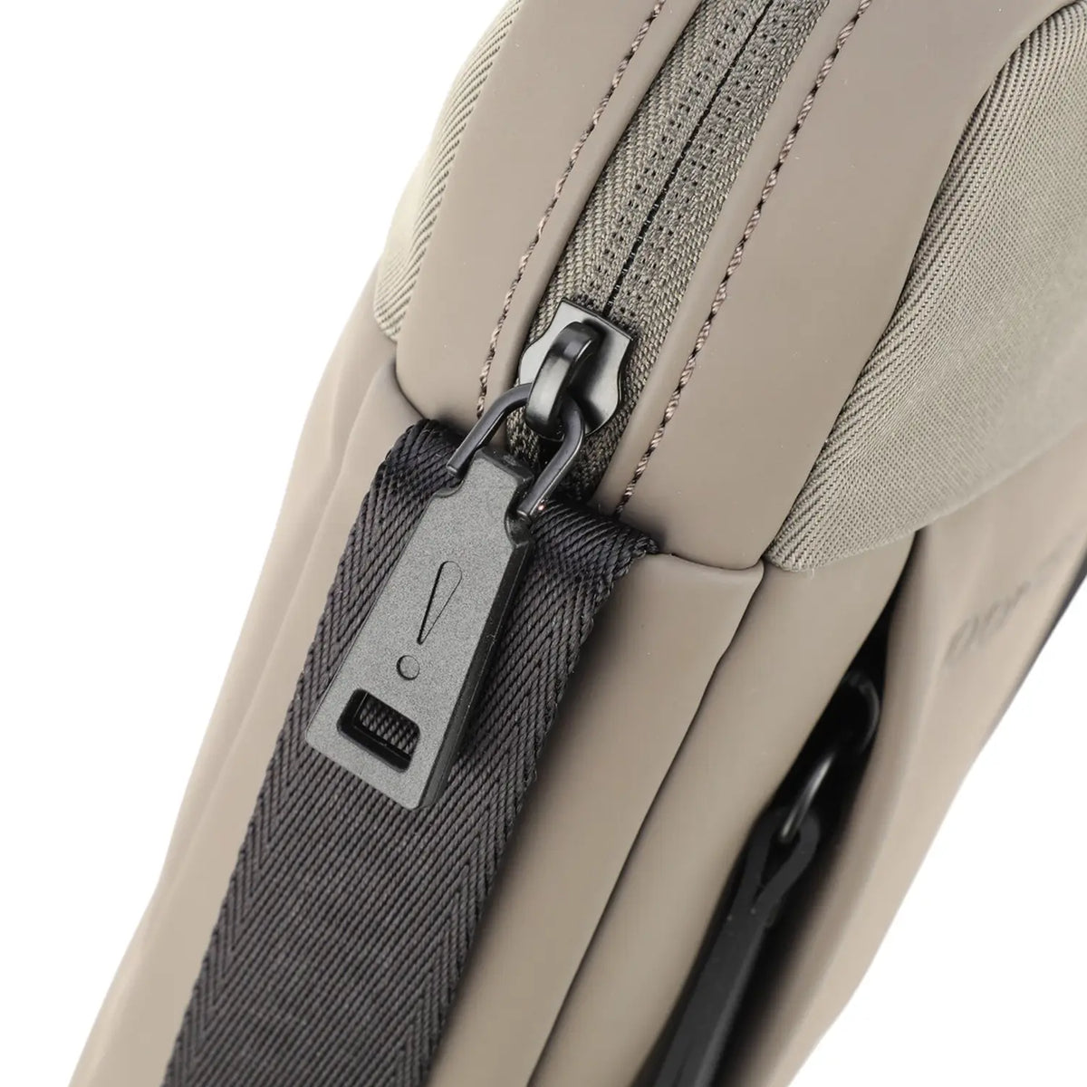 Detailaufnahme Tipper der Joop Atessa Rafael Shoulderbag XSVZ