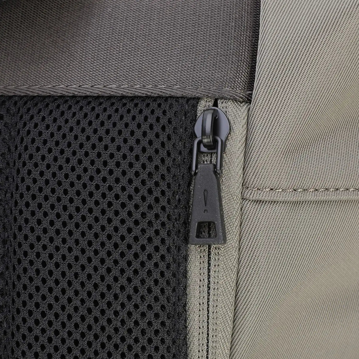 JOOP! Martano Tessuto Otis Backpack 45 cm Mud – Detailansicht verstecktes Reißverschlussfach hinten