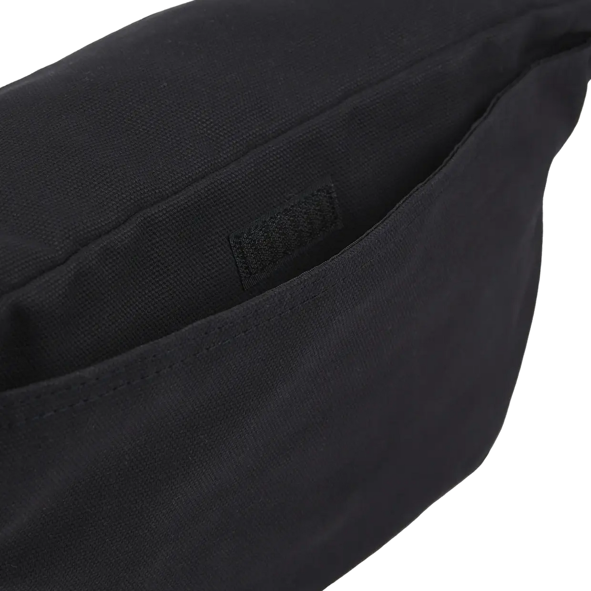 Detailaufnahme des robusten Duck-Canvas-Materials der Dickies Cross Body Bag in Schwarz