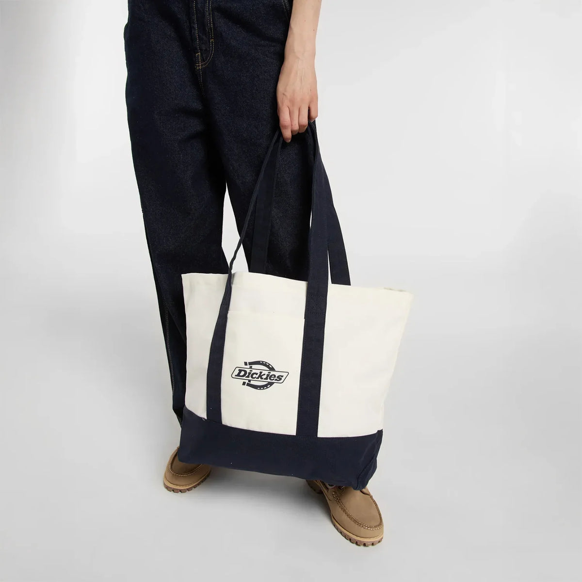 Person trägt die Dickies Logo Canvas Tote 49 cm in Night Sky
