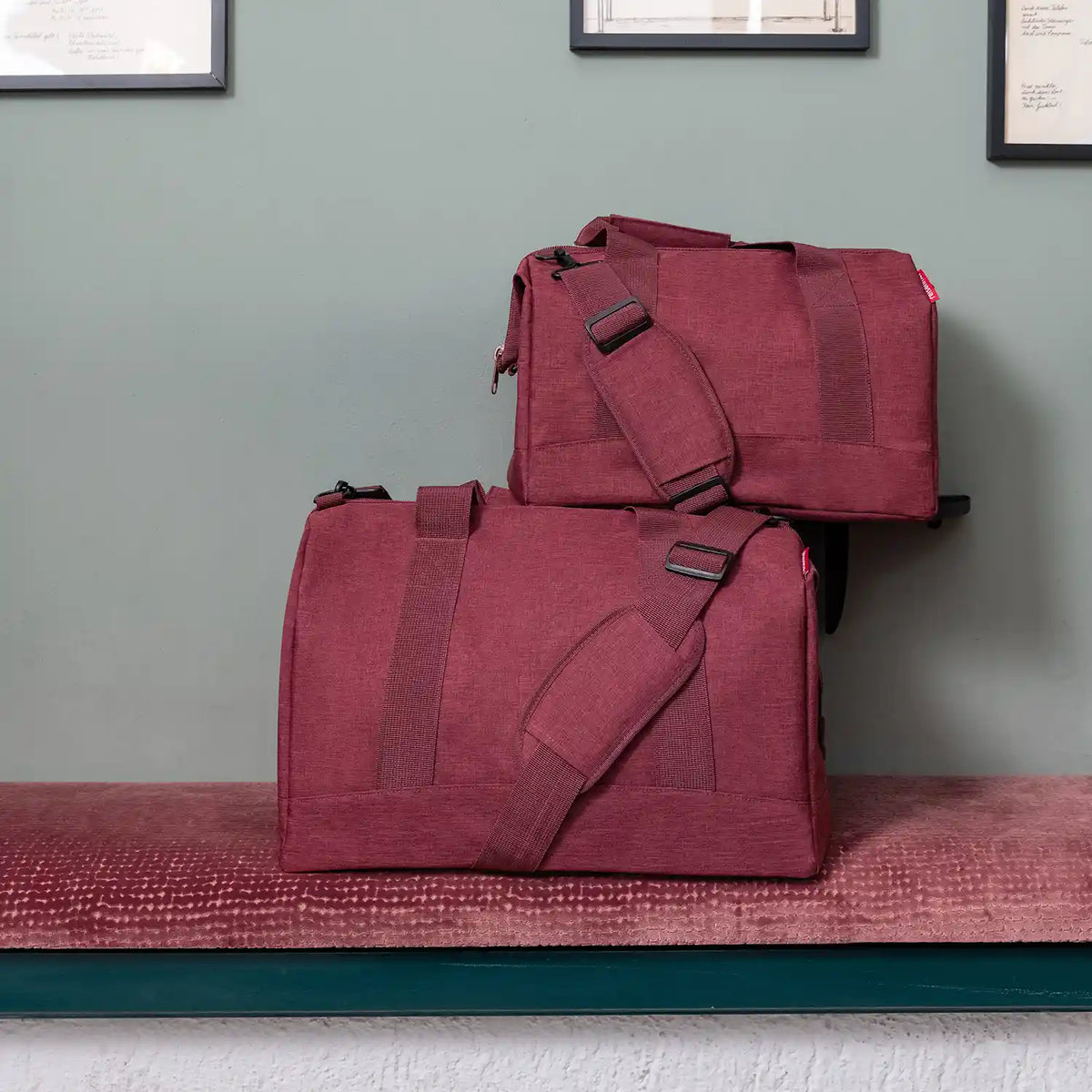 Lifestyle-Aufnahme Reisenthel Travelling Allrounder L Twist Maroon – elegante Reisetasche für Wochenendausflüge