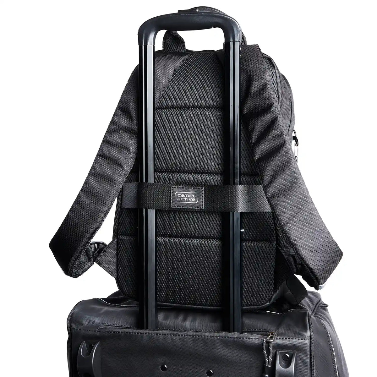 Rückseite des Camel Active Connect Backpack S 39 cm Schwarz mit gepolsterten Schultergurten und Aufstecksystem für Trolleys