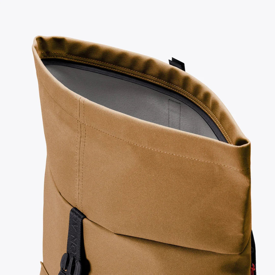 Innenansicht des Ucon Acrobatics Phantom Jannik Medium Backpack – Dark Sand Reflect mit Laptopfach