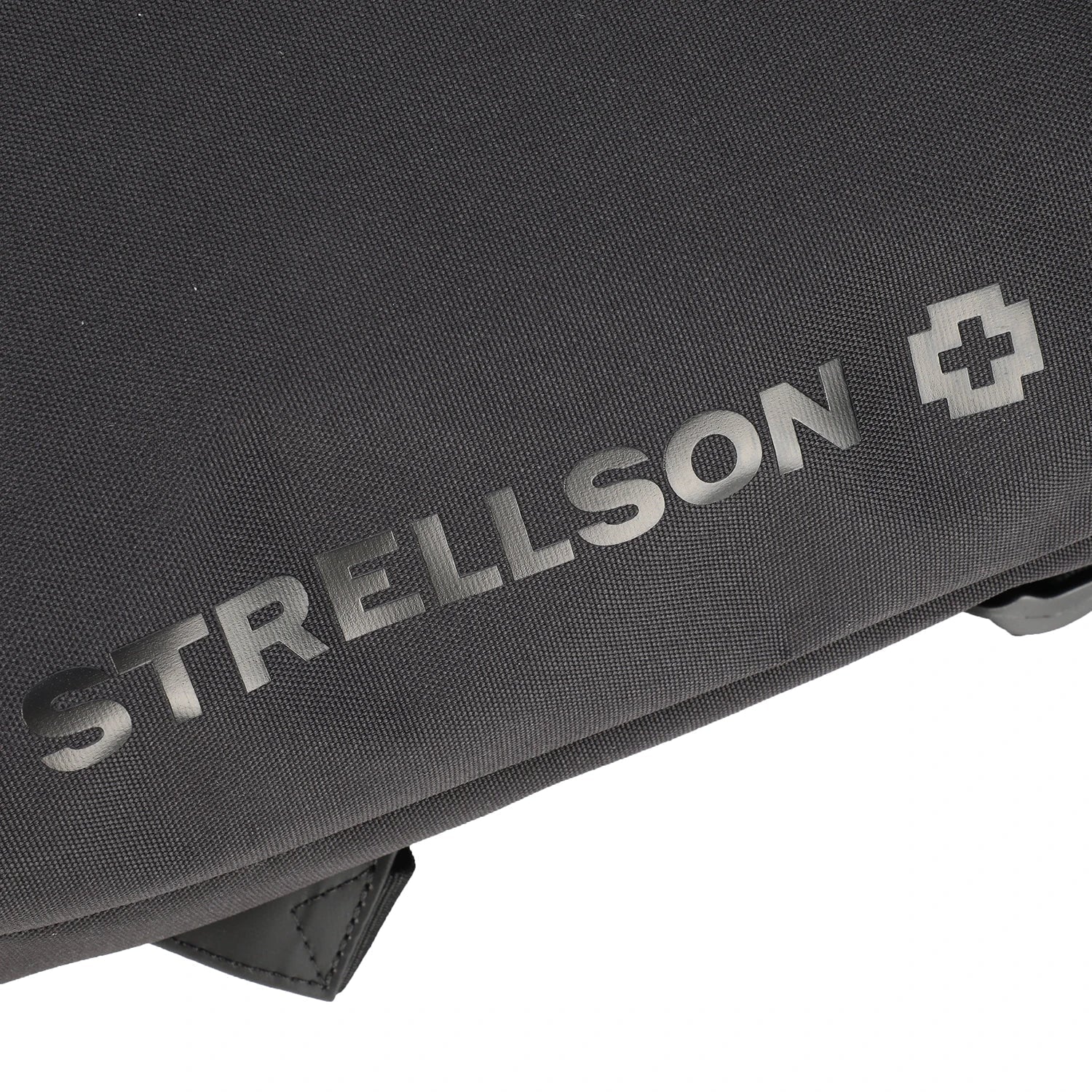 Strellson Alperton Eddie Backpack Black - Reißverschlussfach und Branding auf der Vorderseite
