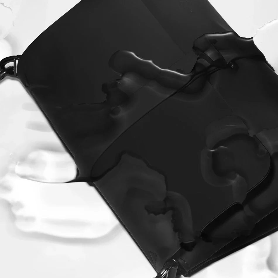 Detailaufnahme Gaston Luga Spläsh Crossbody Bag Schwarz – wasserabweisendes Material