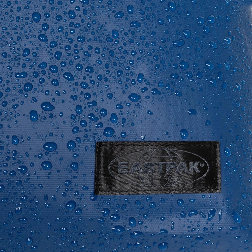 Detailbild von Wassertropfen auf Material