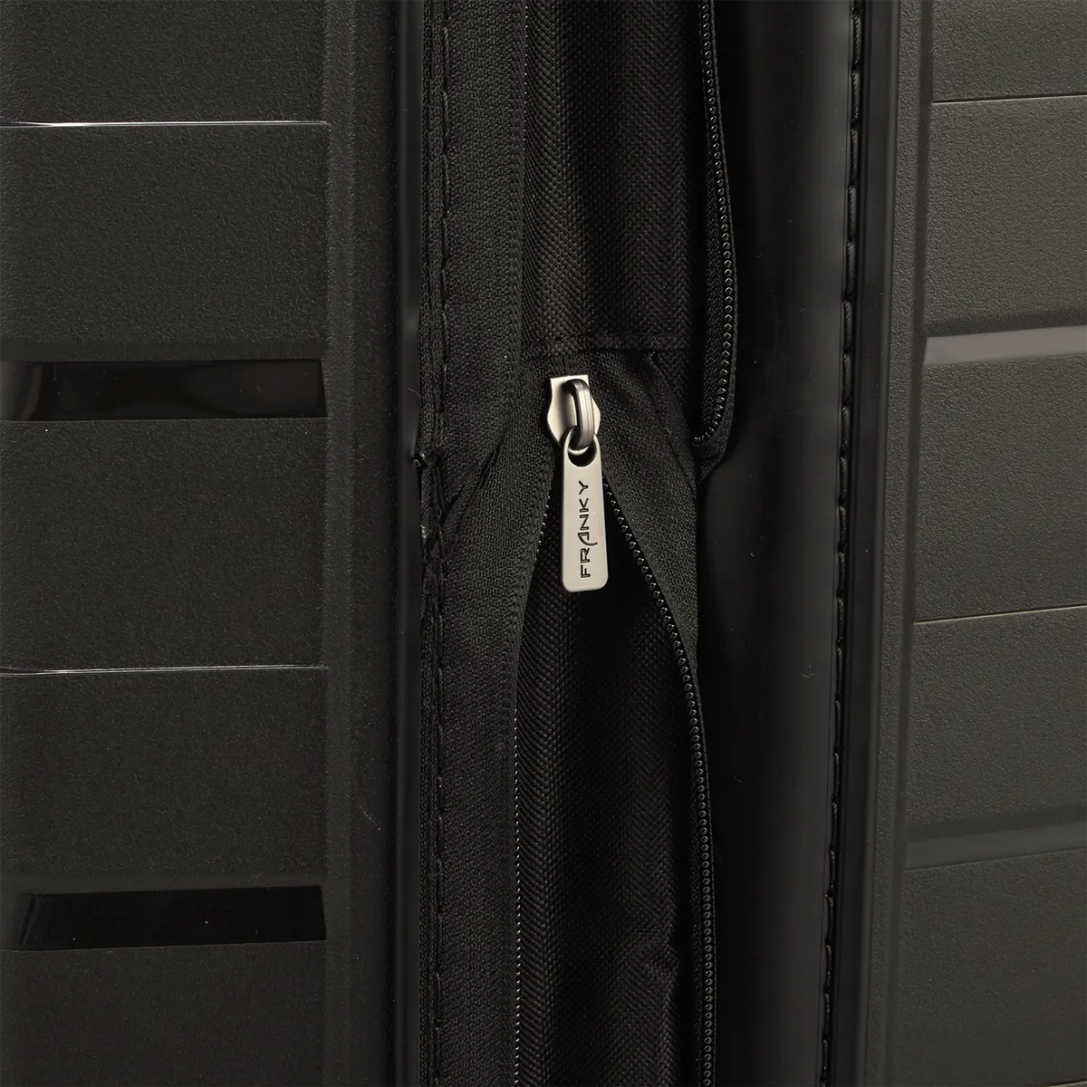 PP21 Mittelgroßer Reisekoffer 67cm schwarz - 4-Rollen Trolley mit Dehnfalte 57-63L