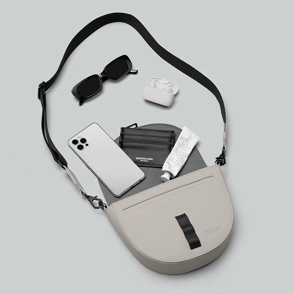 Gaston Luga Spläsh Moon Crossbody Bag 21 cm in Latte – elegante Umhängetasche für Damen und Herren