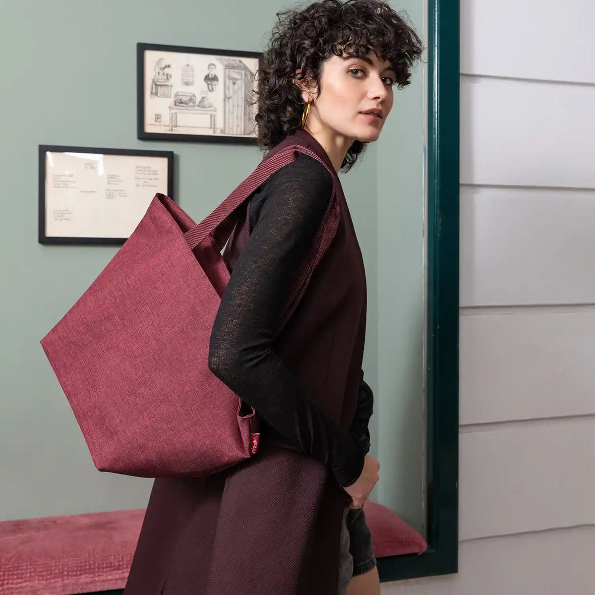 Lifestyle-Aufnahme Reisenthel Shopping Shopper M Twist Maroon – stilvolle Tasche für Stadt, Markt und Reisen