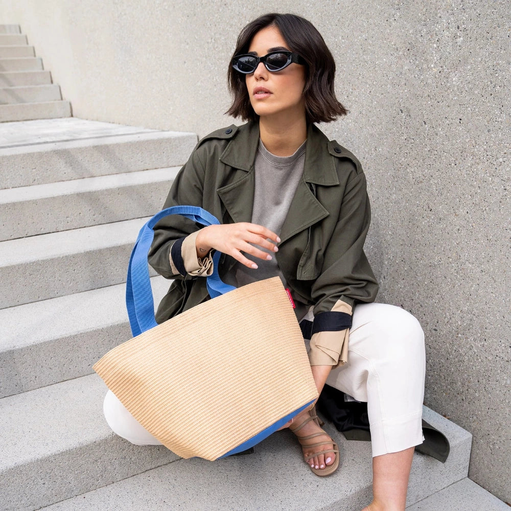 Imagebild einer Frau mit Reisentheltasche